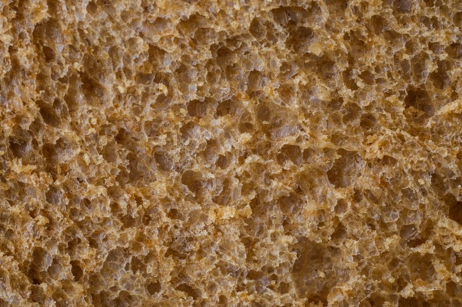 Bề mặt đá travertine vàng mật với hệ lỗ rỗng tự nhiên đặc trưng