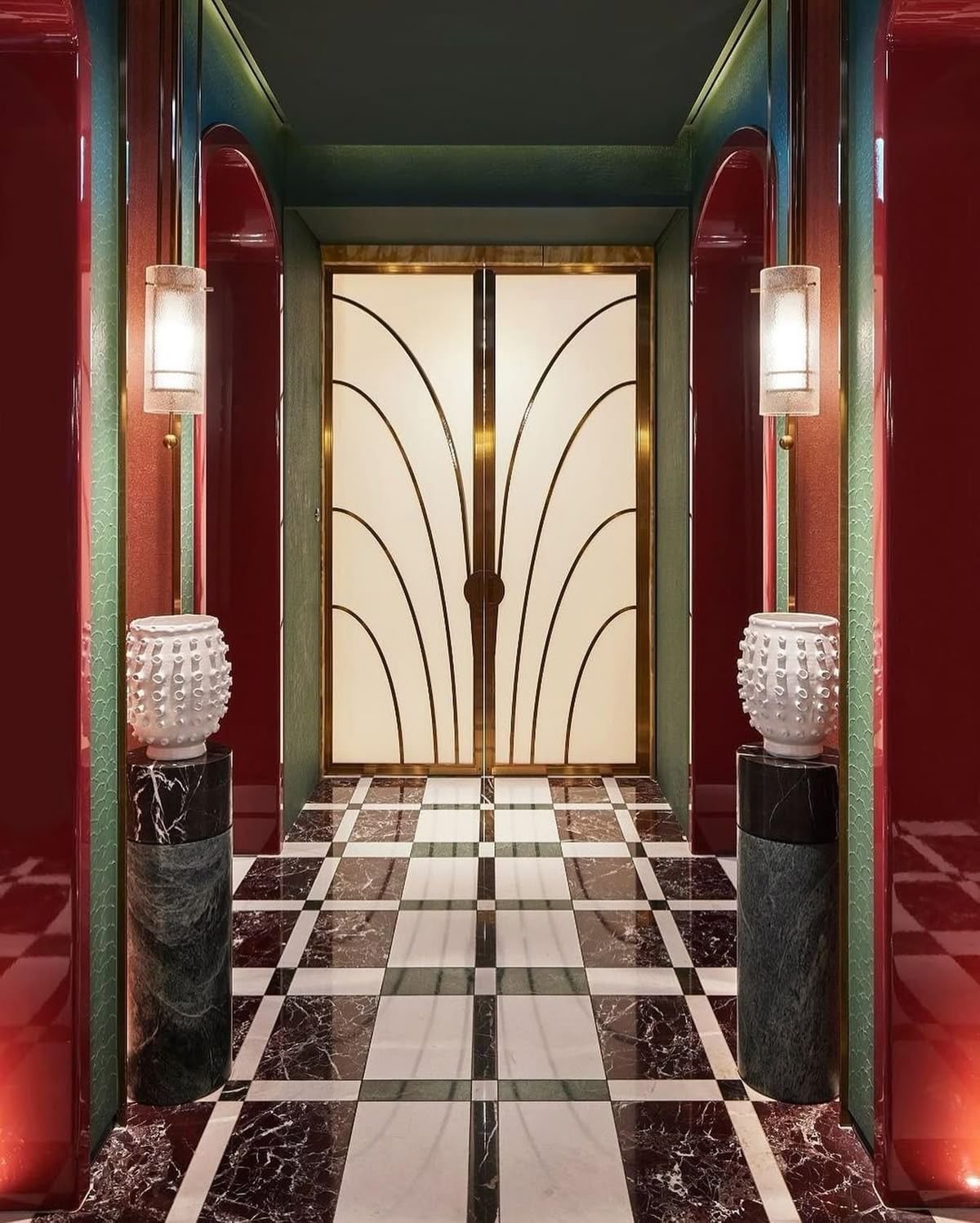 Ảnh tham khảo Neo Deco — hành lang sơn mài đỏ, sàn marble hoạ tiết caro, cửa vàng đồng chạm khắc hình quạt