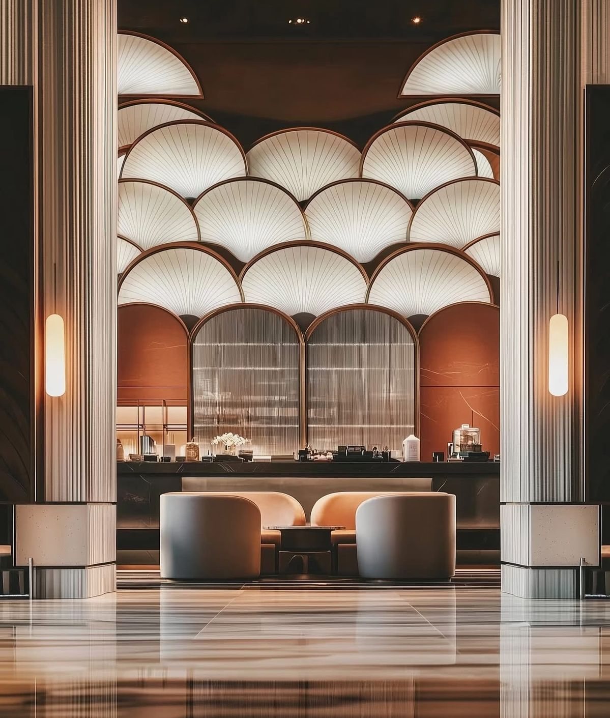Ảnh tham khảo Neo Deco — trần vòm hình quạt xoè, cột đá vân, ghế bành bọc da tại lounge khách sạn